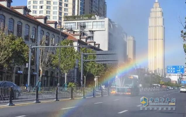 从抑尘到消毒，解放洒水抑尘车防疫消毒实力为人民服务！