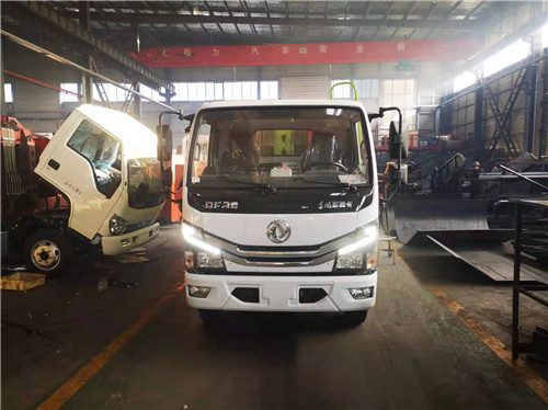 西宁客户定购国六东风多利卡6方压缩式垃圾车已发车