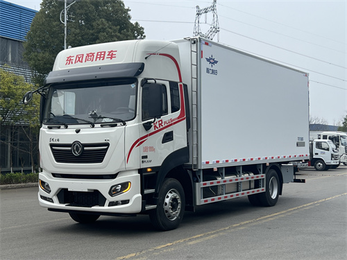 东风天锦PULS智能版330马力6.8米冷藏车