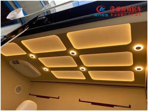 内部车顶：采用带造型的正白 LED 灯箱作为主照明系统，四角设计有带独立开关的装饰射灯，嵌入式装配工艺，便于后期检修维护。车内照明系统偏向于简洁、实用、明亮、整齐的现代办公氛围，LED 射灯指向光源和立柱壁灯，对整个办公区照明，整车 内部氛围衬托均予以兼