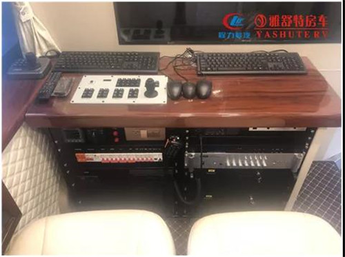 工作台：机柜上部为实木工作台面，安装有顶部云台摄像机控制手柄，便于操作人员办公使用；